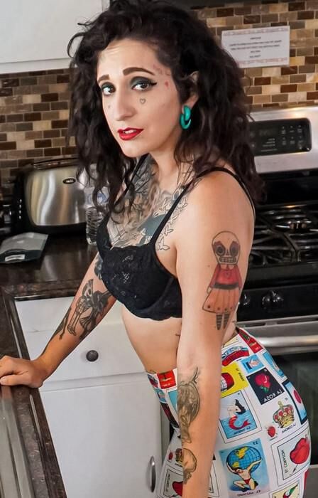 Gia Big Ass Big Tits tätowierte geile anale Frau gemischte heiße Schüsse