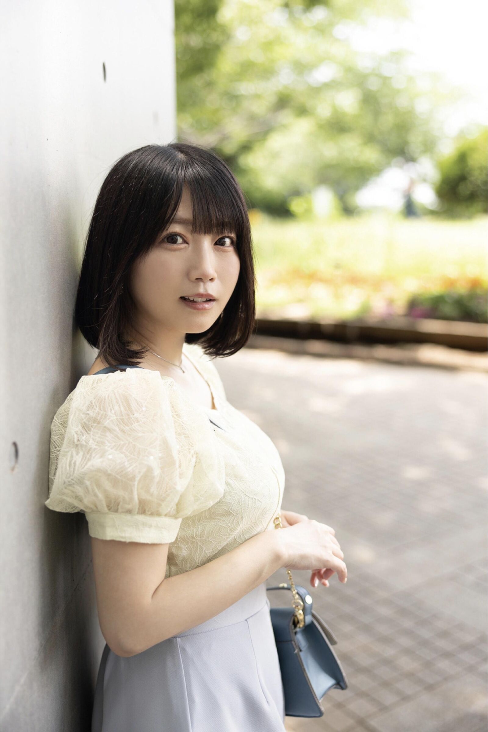 Miharu usa hält die Händegrab