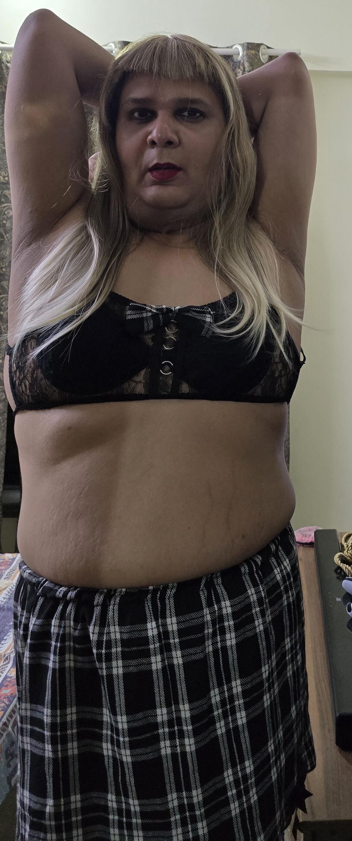 Blonde travesti Monica M aparece