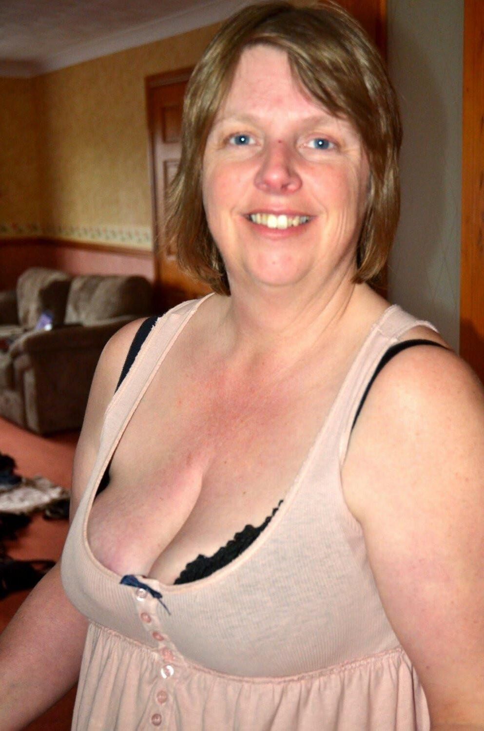 UK Busty Blonde Frau Fiona