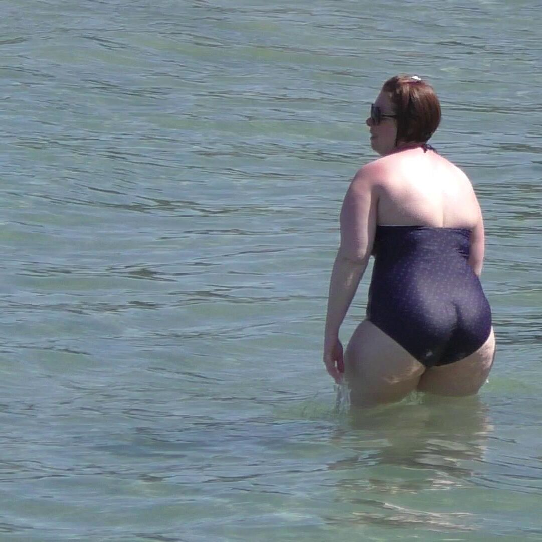 une maman avec un cul rond et large
