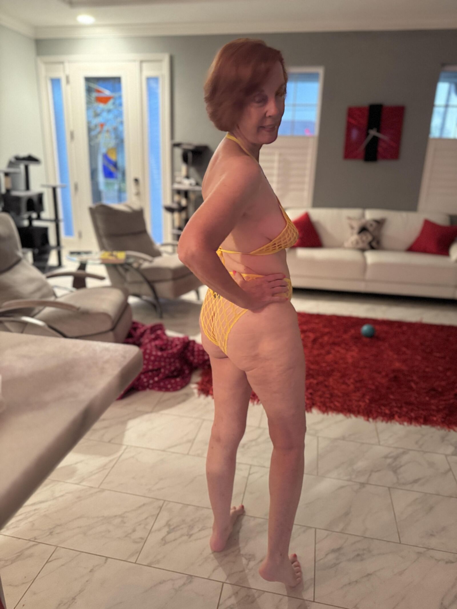 Lola apprécie les commentaires et a envie de poser à nouveau!