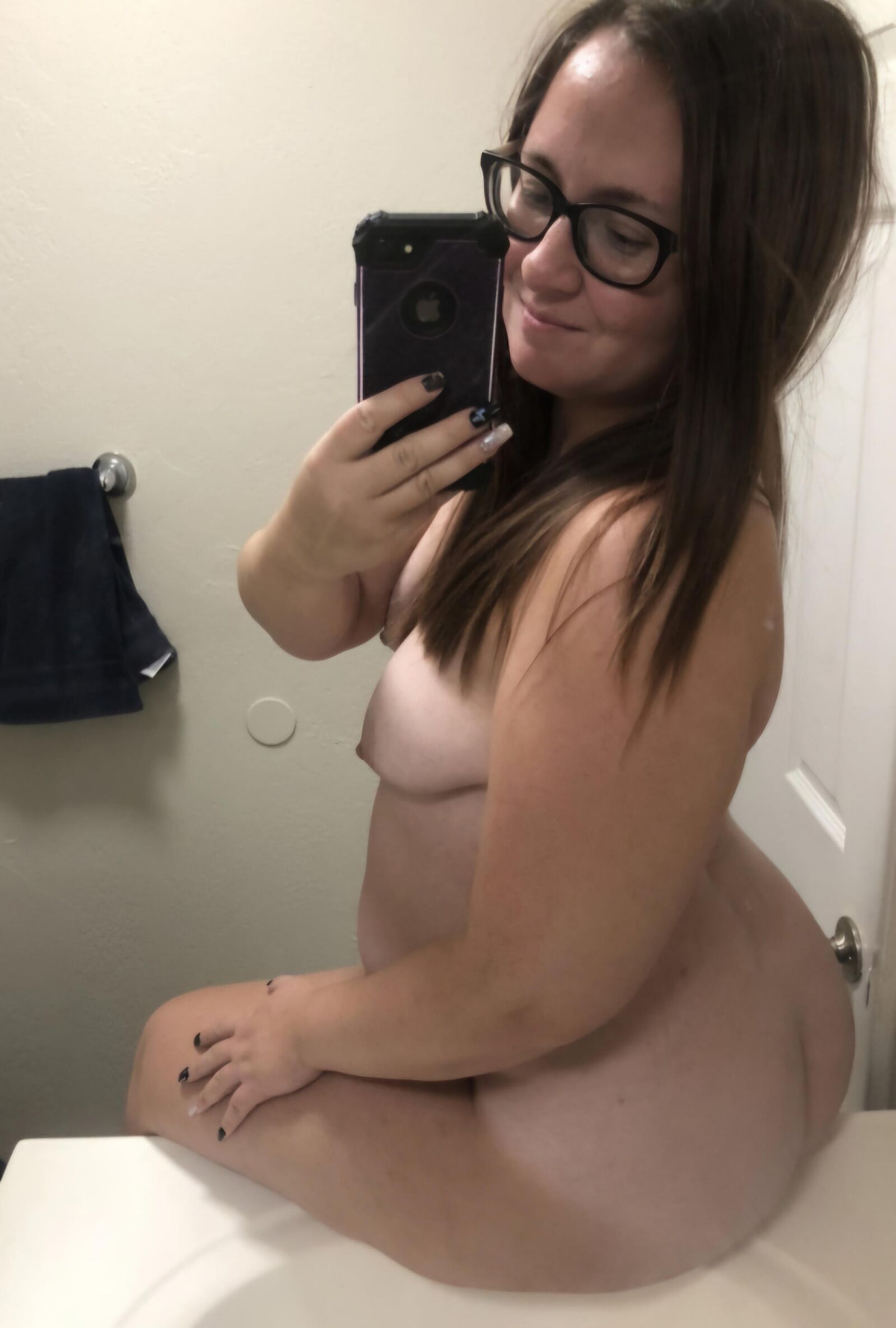 Mignon milf potelé avec de petits seins