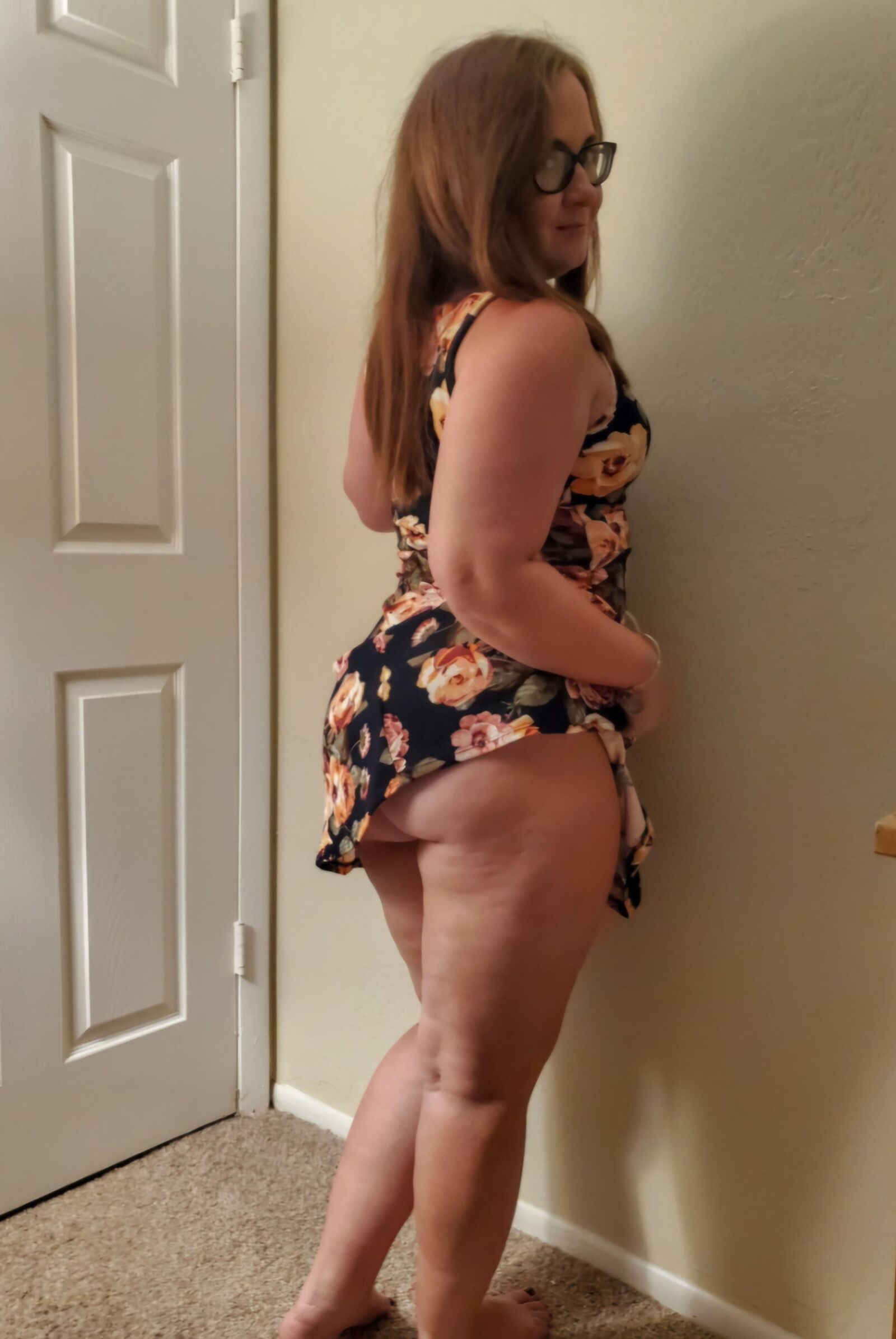 Mignon milf potelé avec de petits seins
