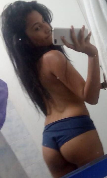 Skinny Latina Rossana B. Netzschlampe in Saiten