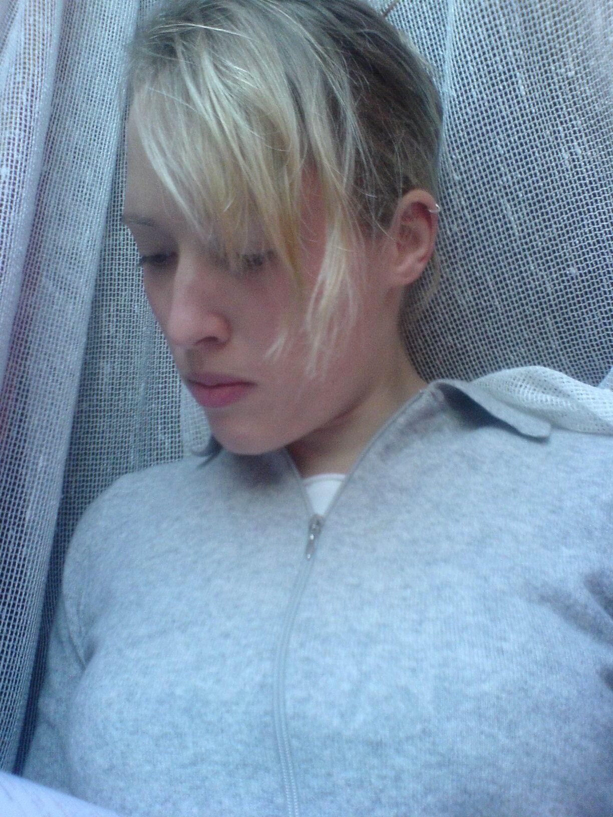 Petite amie allemande blonde nue nue