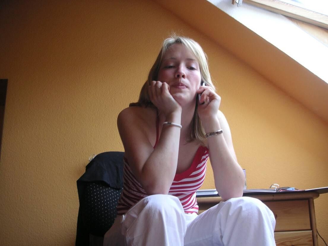 Petite amie allemande blonde nue nue