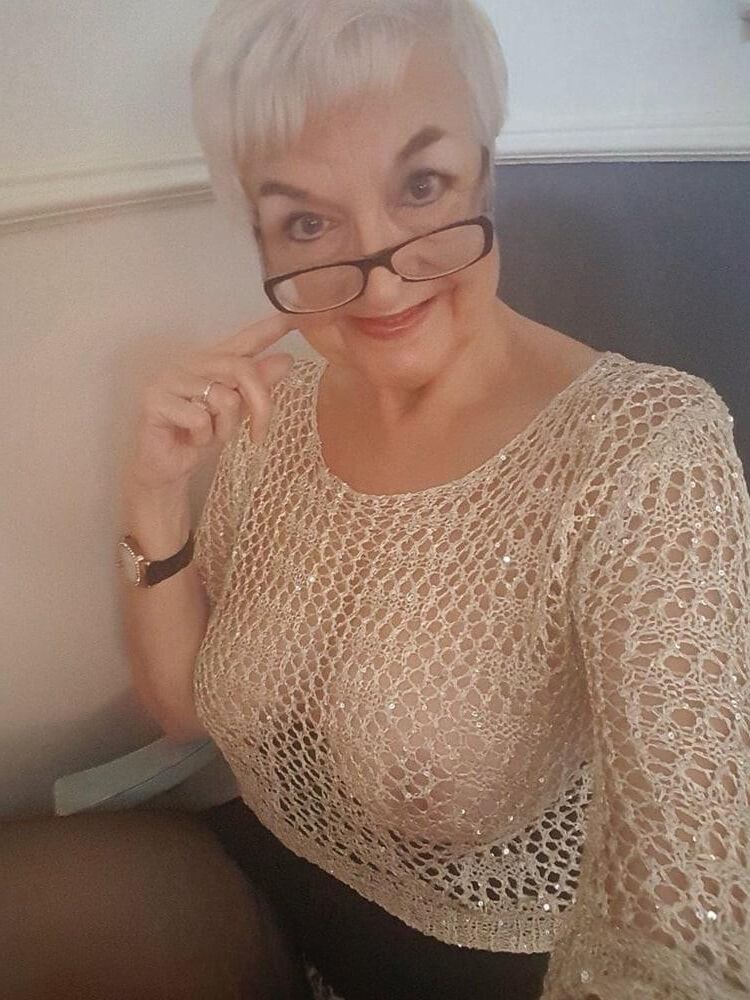 Élégante grand-mère appelée Jean a fait des selfies