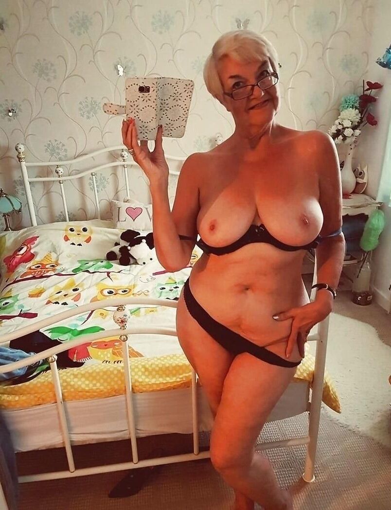 Élégante grand-mère appelée Jean a fait des selfies