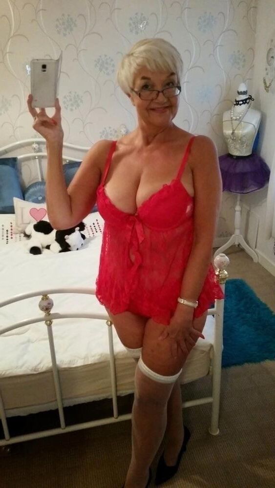 Élégante grand-mère appelée Jean a fait des selfies