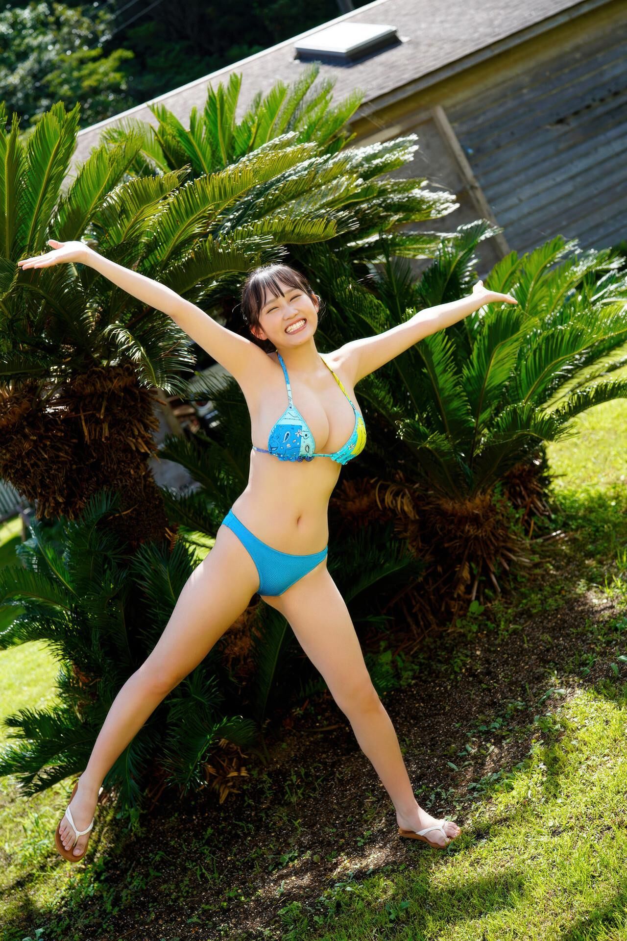 Busty Japanese bikini babe Riho Okumura
