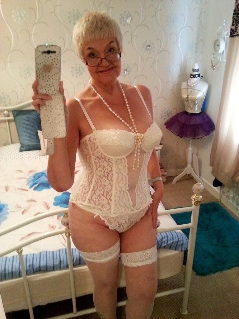 Élégante grand-mère appelée Jean a fait des selfies
