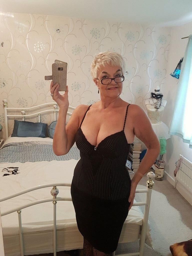 Élégante grand-mère appelée Jean a fait des selfies