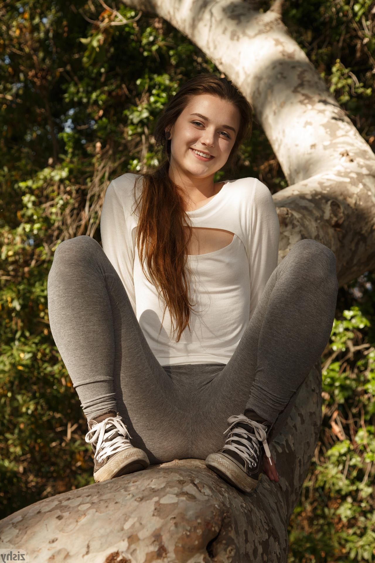 Alex Mae im gehobenen Park