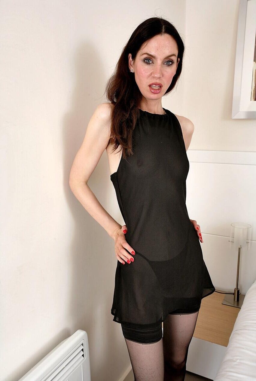 Dünne blasse MILF mit winzigen Titten und sehr haarige Fotze Jessica