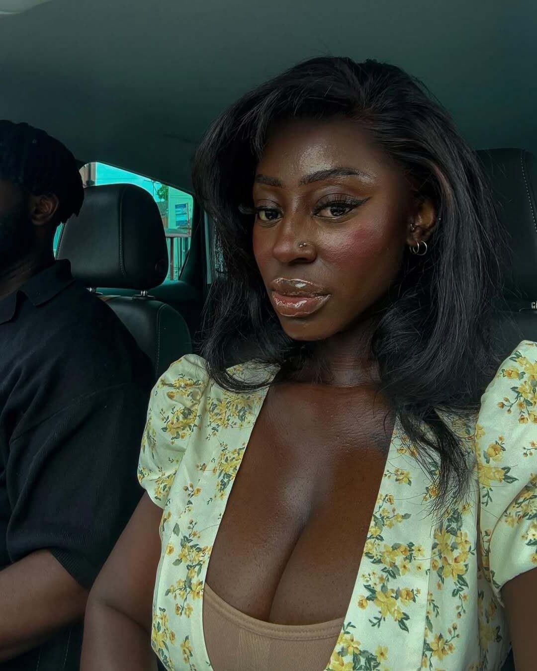 Ebony с минетом губами для глубокого уровня