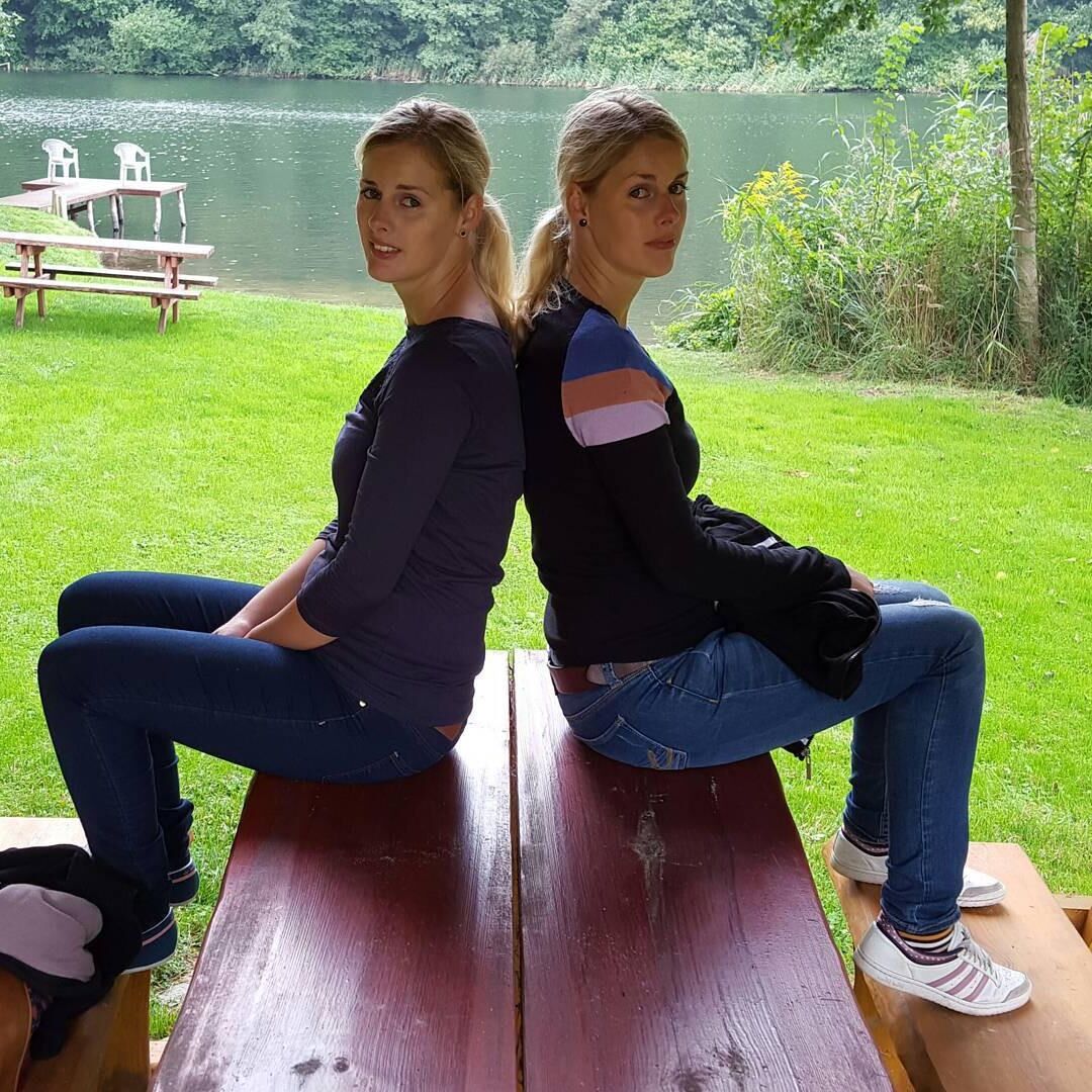 Os gêmeos peitudos alemães Christin e Carolin K. (prontos para tributos!)
