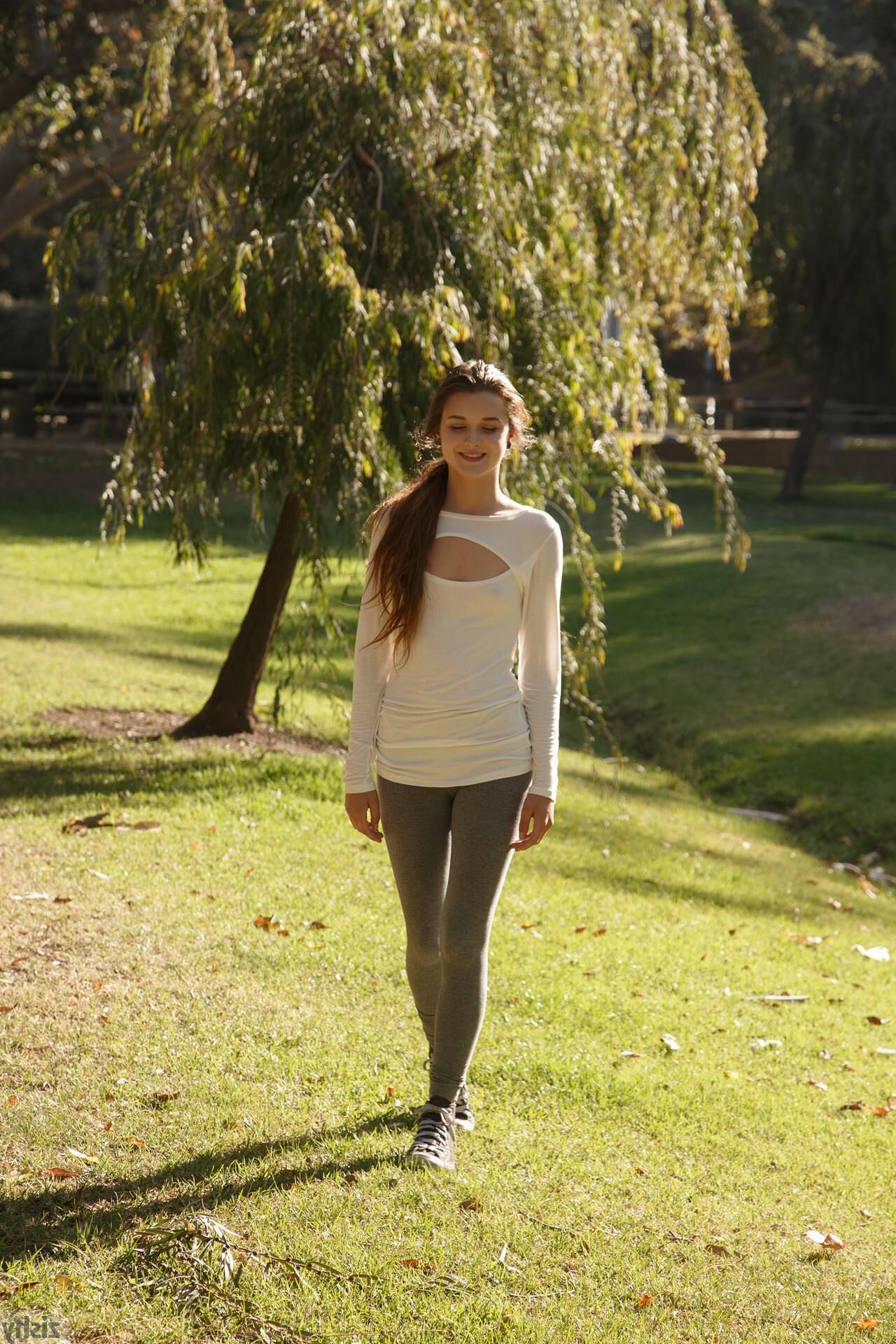 Alex Mae im gehobenen Park