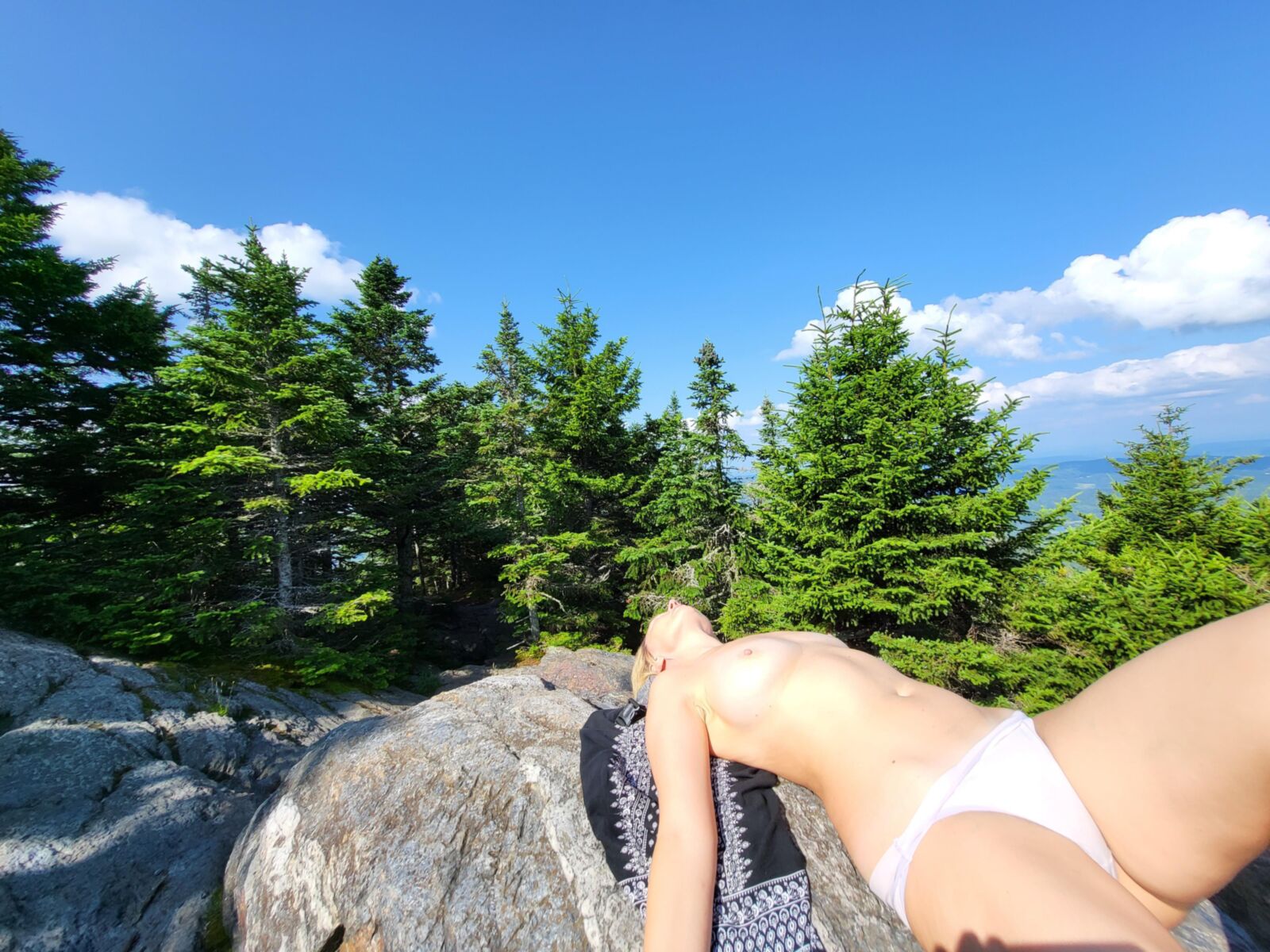 slutty Larisa loves nudism in nature