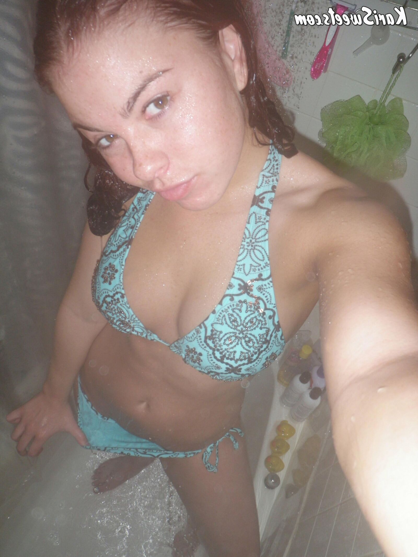 Kari Süßigkeiten Bikini duschen