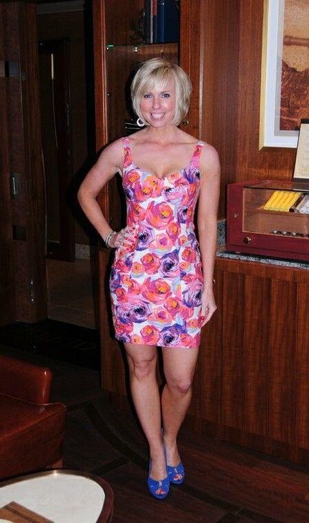 P interesse em foco na beleza no ajuste, loira, petite milf