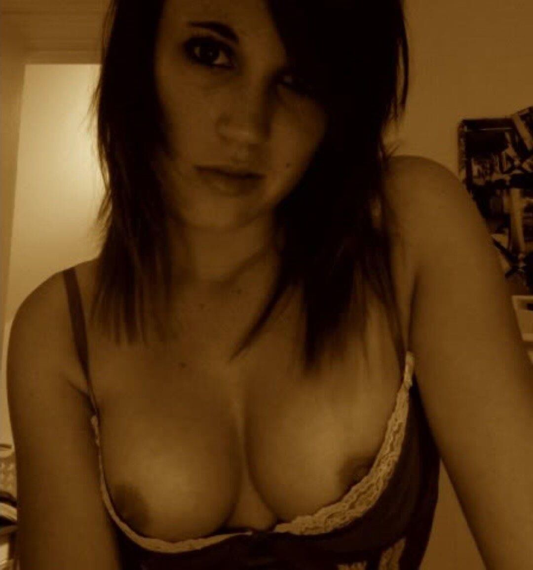 Teen brune sensuelle