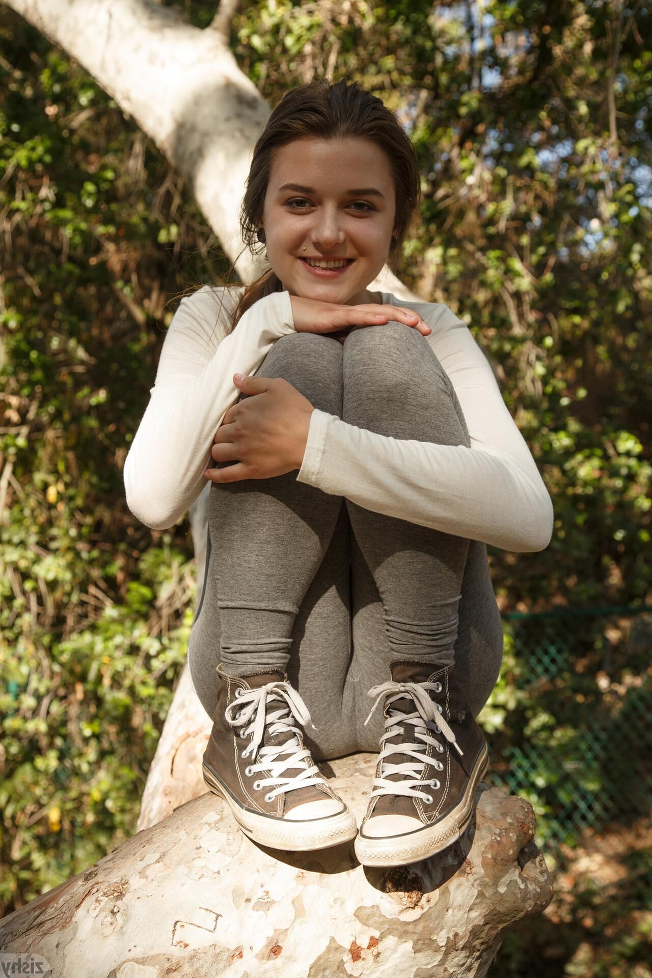 Alex Mae im gehobenen Park