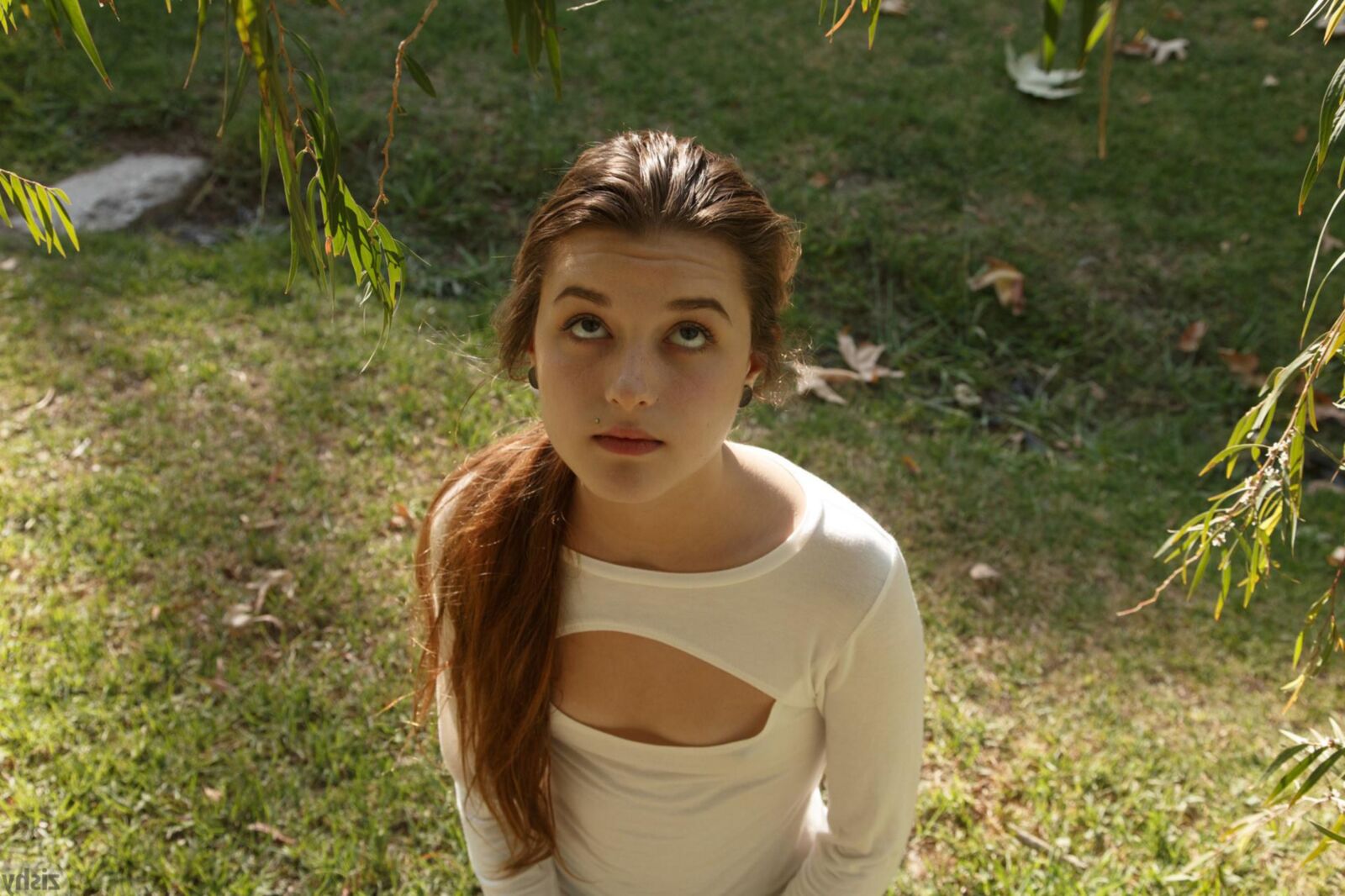 Alex Mae im gehobenen Park