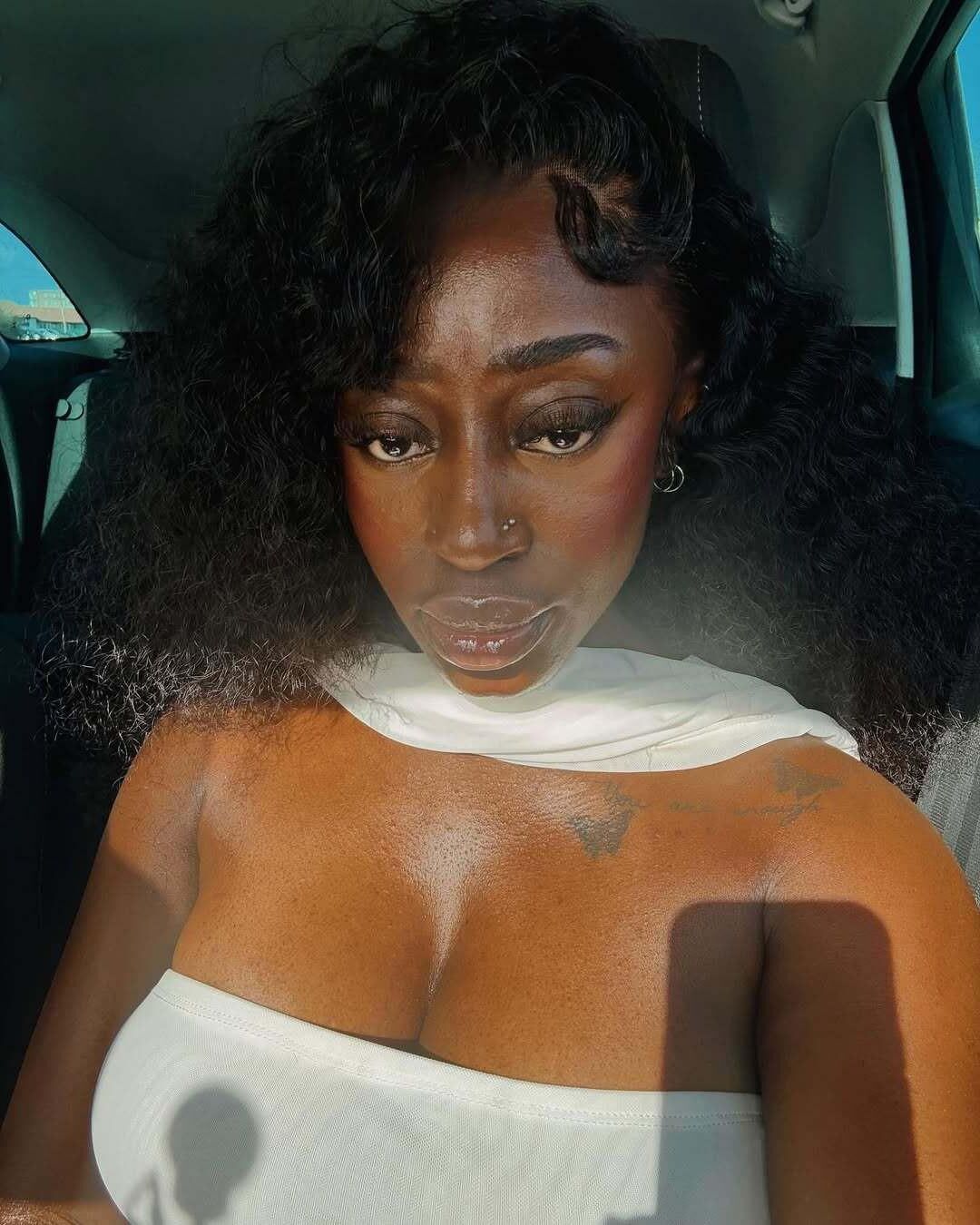 Ebony с минетом губами для глубокого уровня