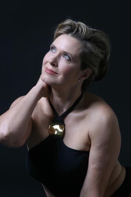 Anne Marie esquece o modelo maduro