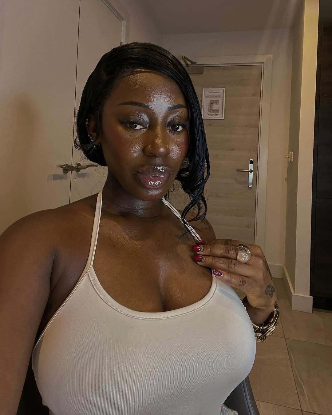 Ebony с минетом губами для глубокого уровня
