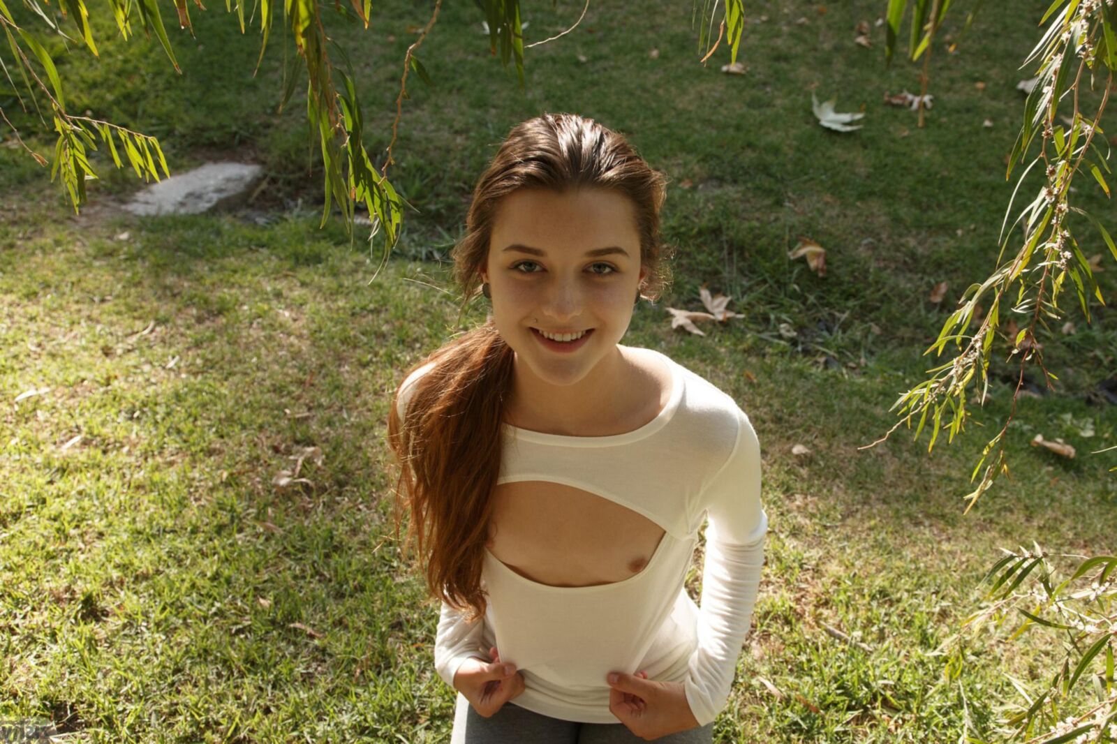 Alex Mae im gehobenen Park