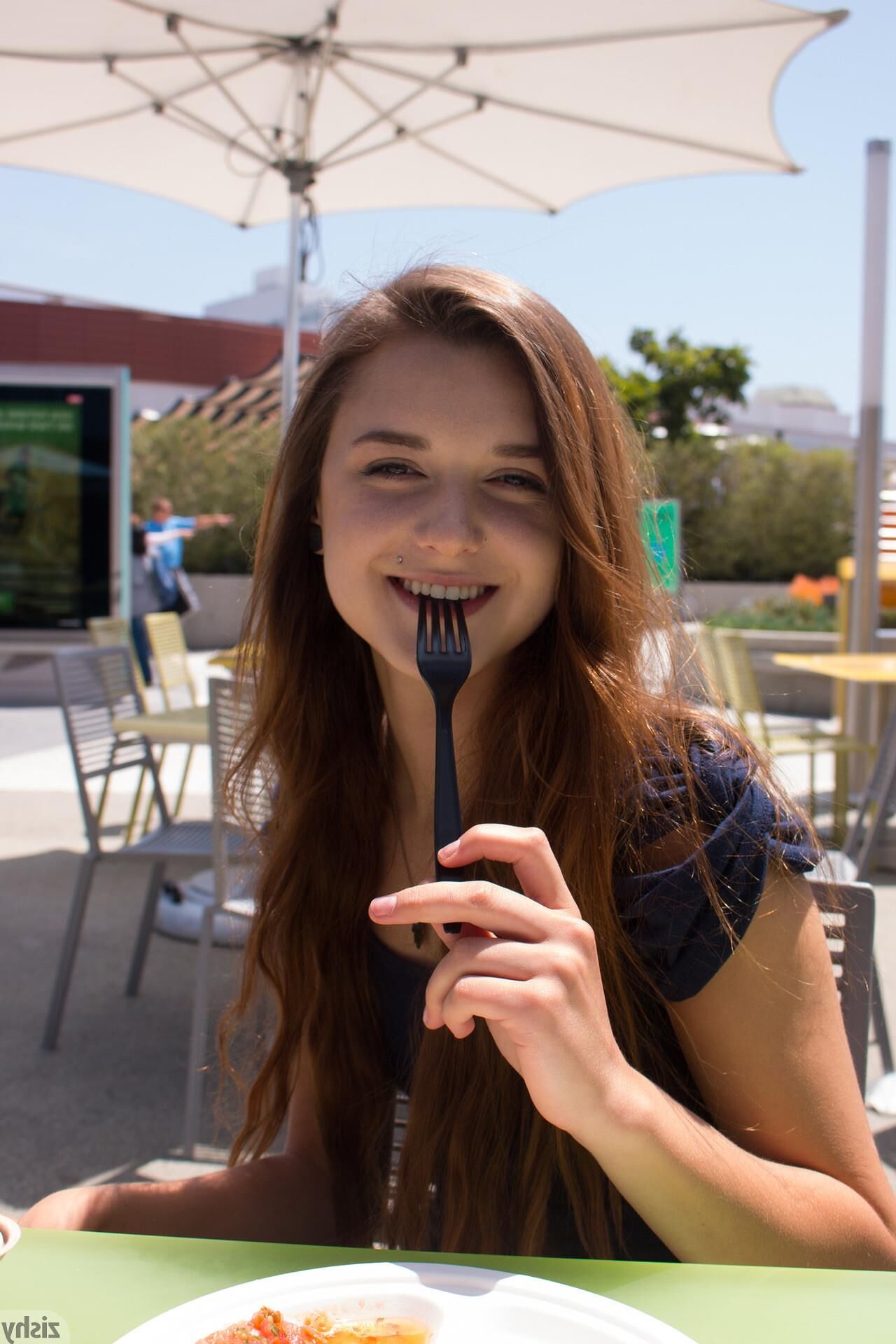 Alex Mae bekam Horchata Gesicht