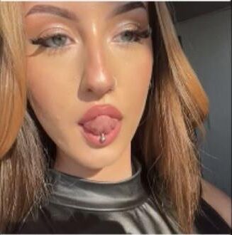 Miah durchbohrte enge britische Chav Teen Slut sexualisiert! 