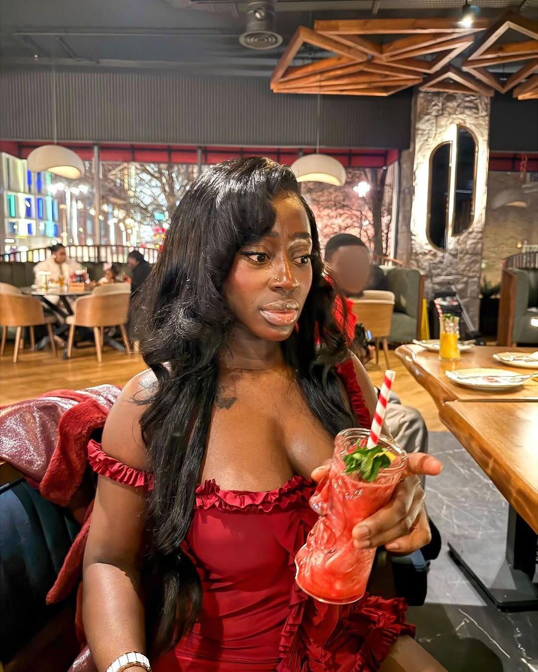 Ebony с минетом губами для глубокого уровня