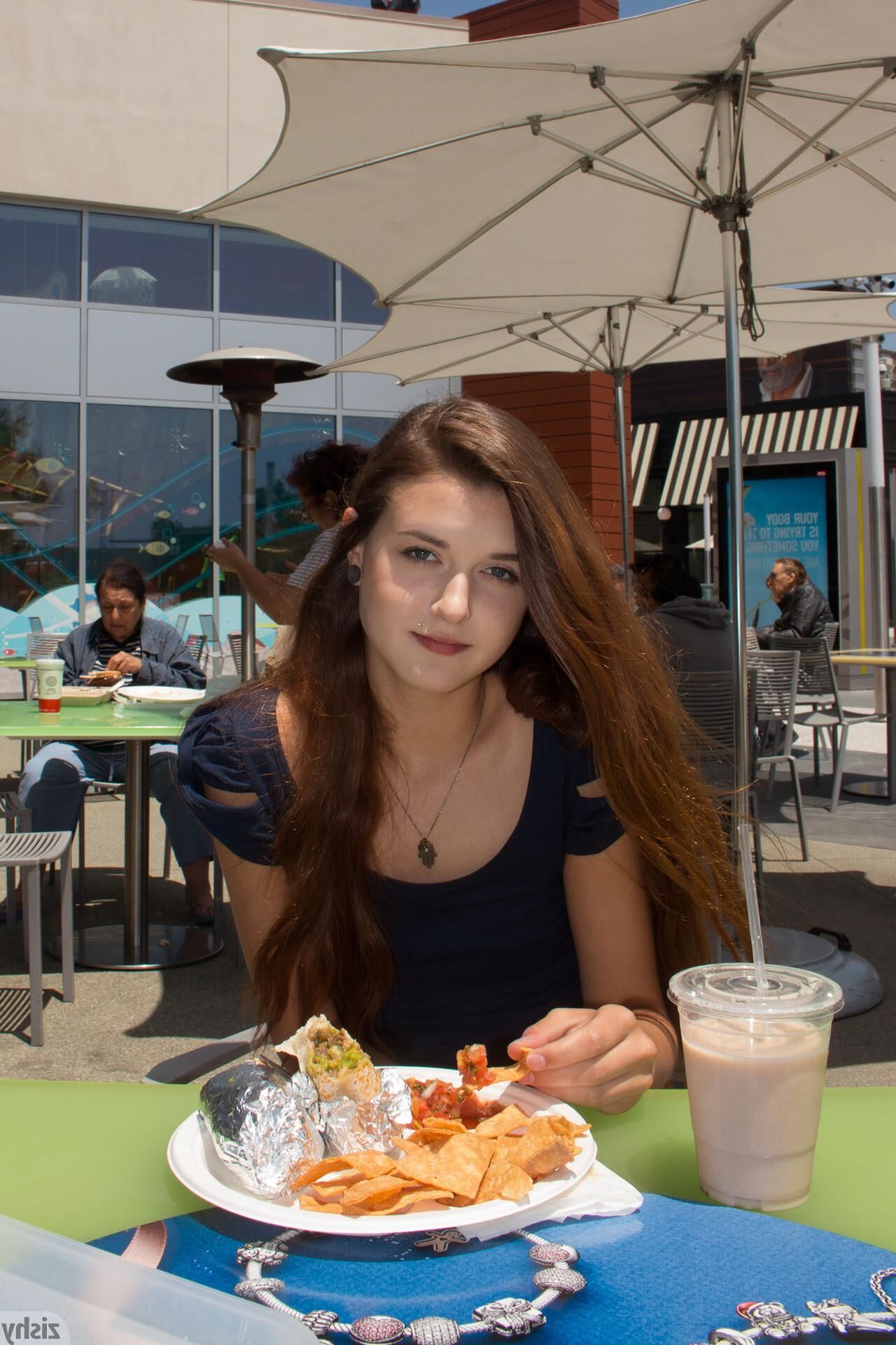 Alex Mae bekam Horchata Gesicht