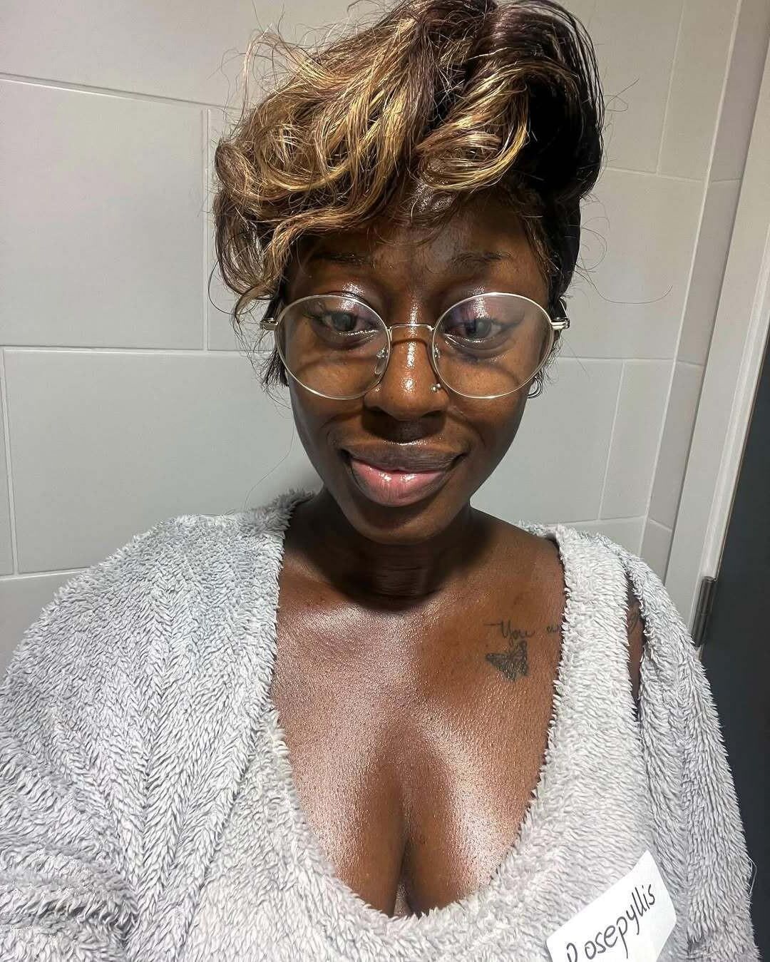 Ebony с минетом губами для глубокого уровня