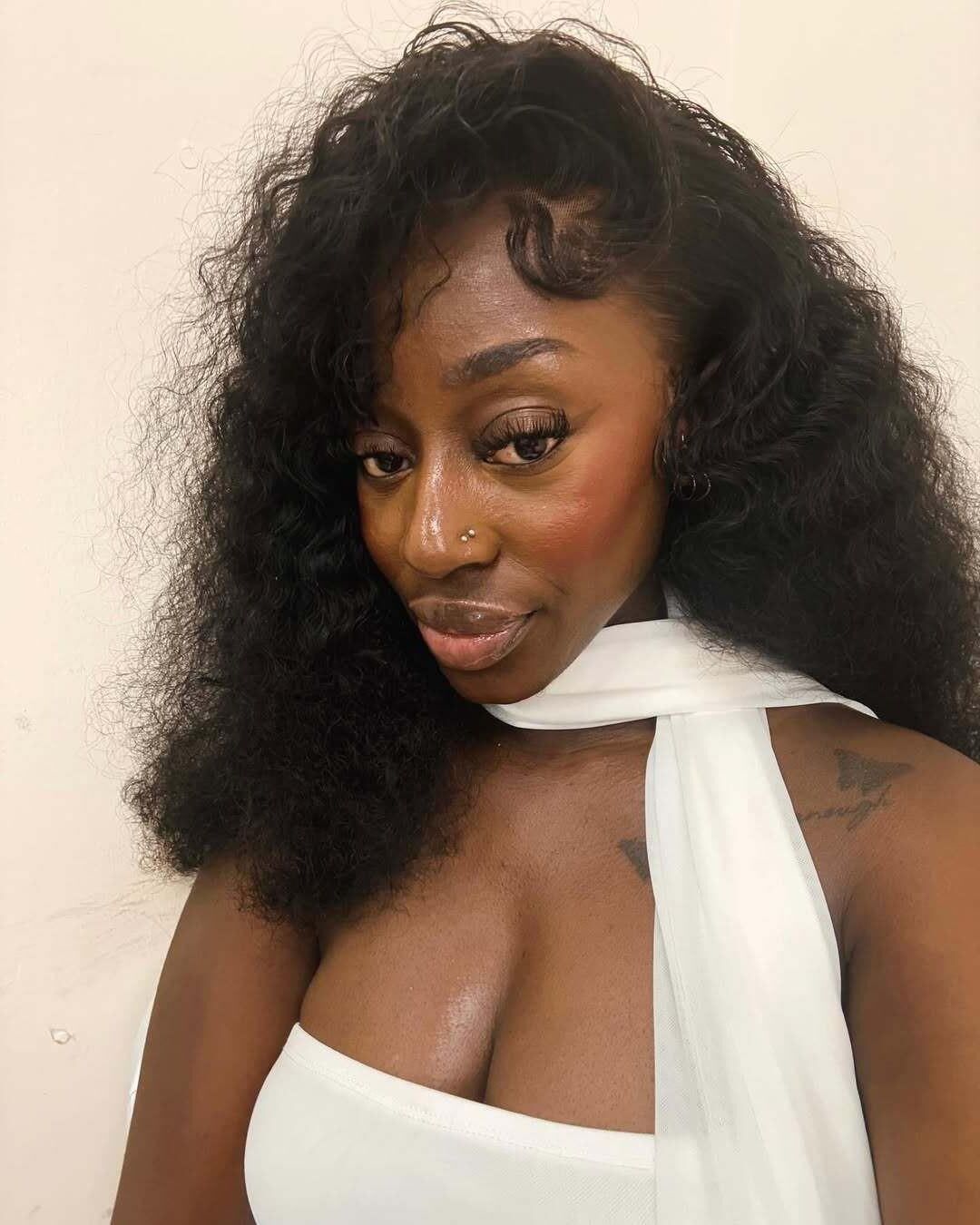 Ebony с минетом губами для глубокого уровня