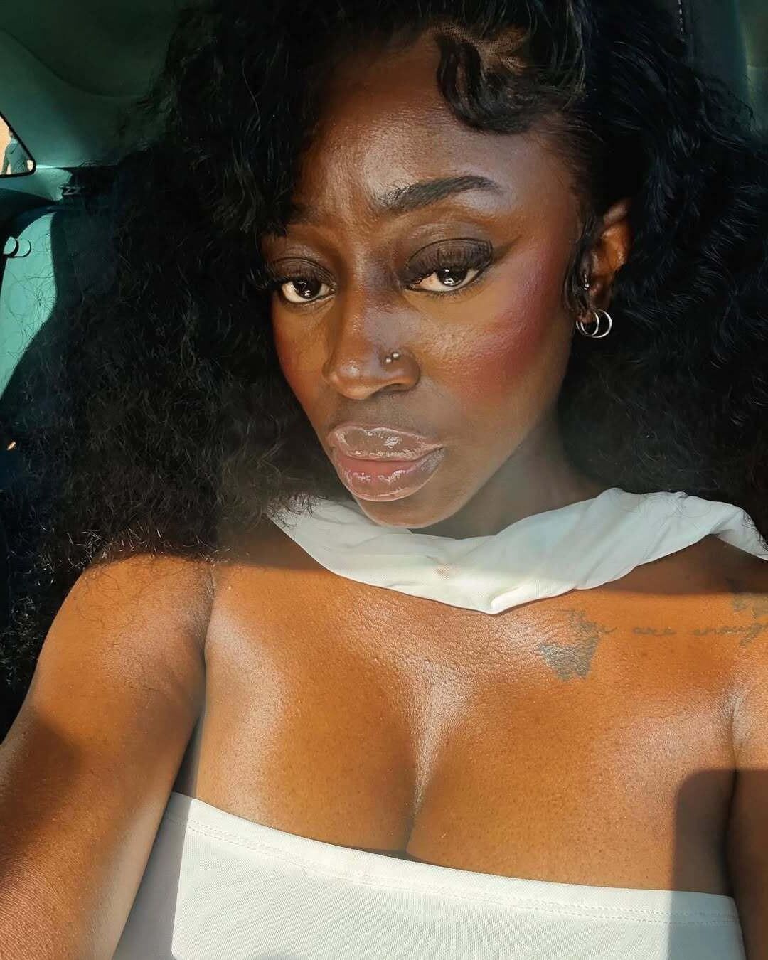 Ebony с минетом губами для глубокого уровня