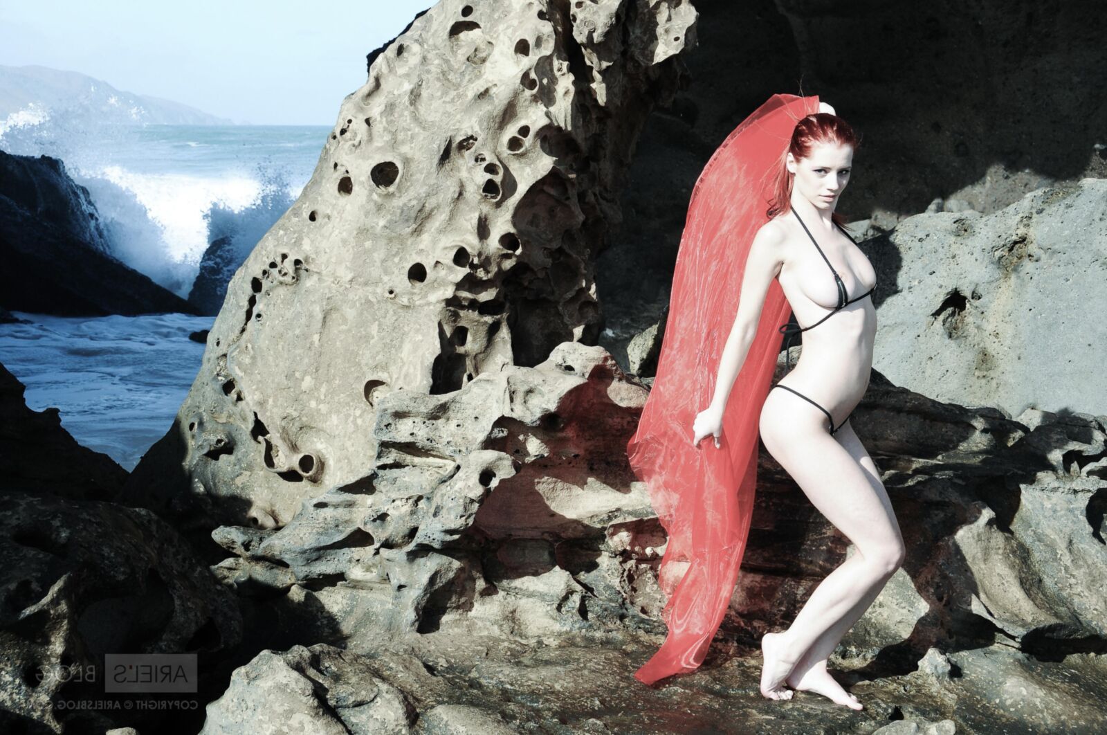 Belle rousse ariel rouge et rouge