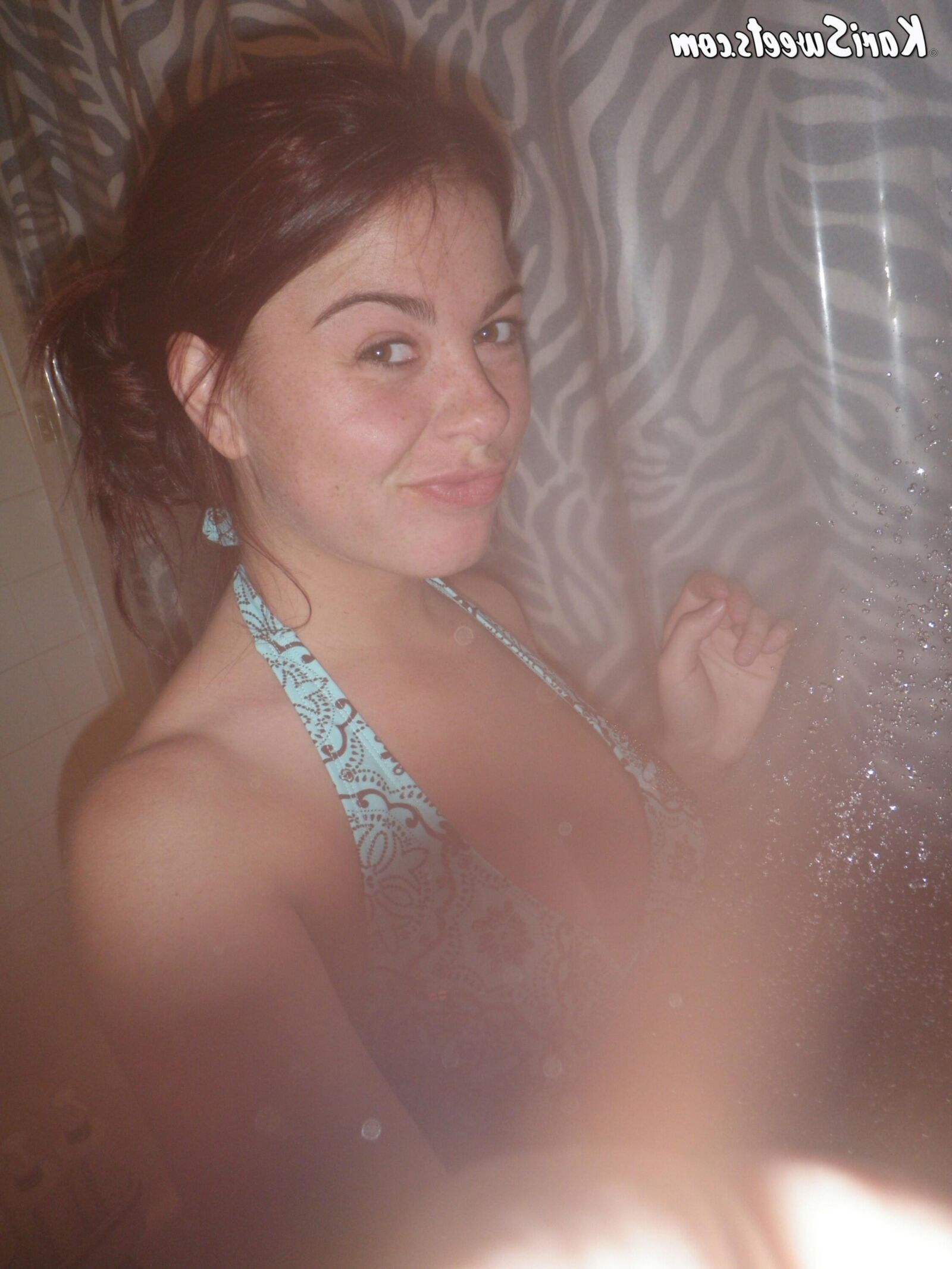 Kari Süßigkeiten Bikini duschen