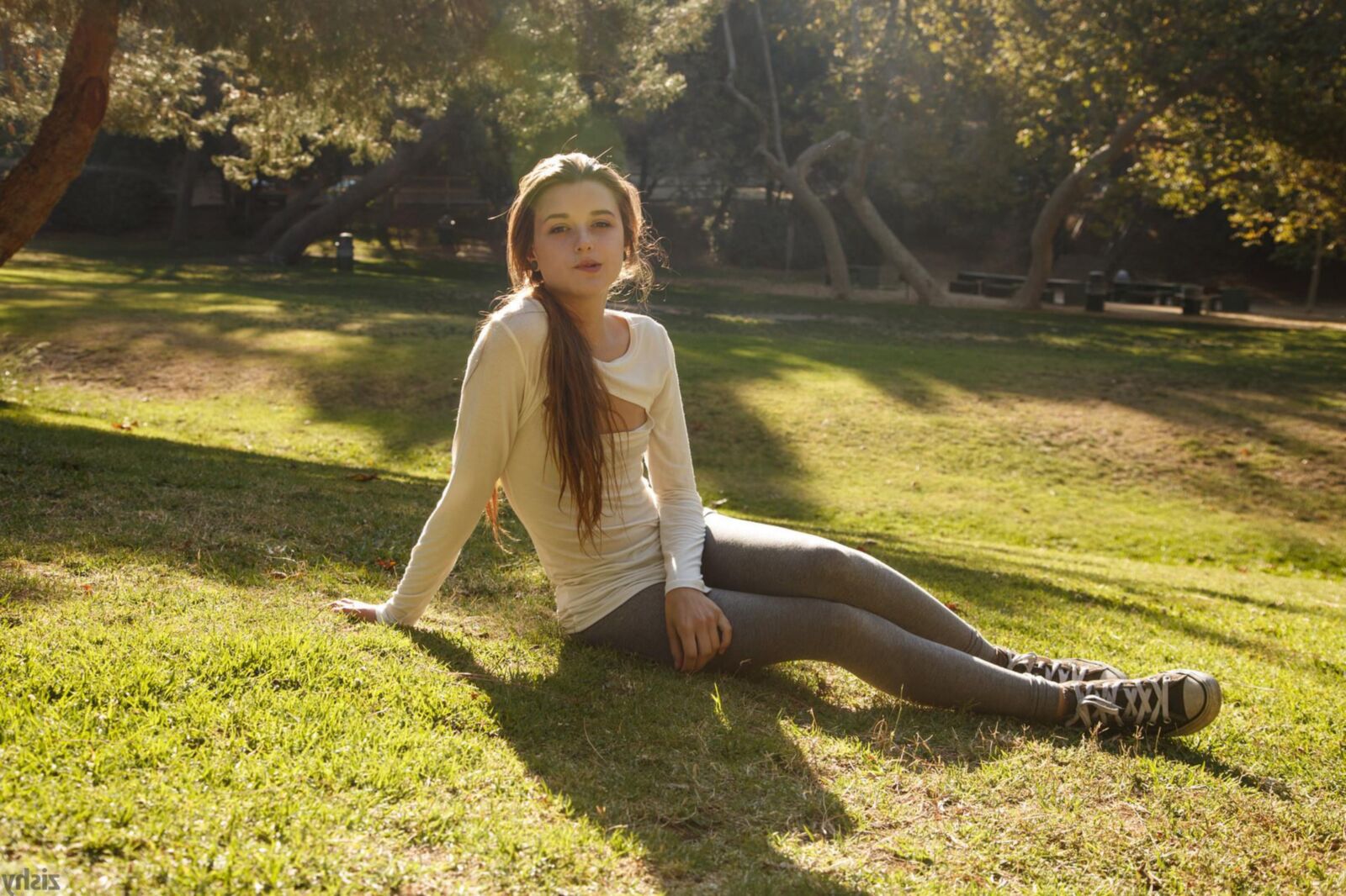 Alex Mae im gehobenen Park