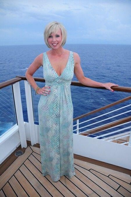 P interesse em foco na beleza no ajuste, loira, petite milf