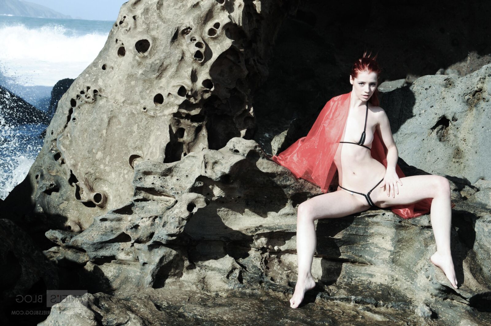 Belle rousse ariel rouge et rouge