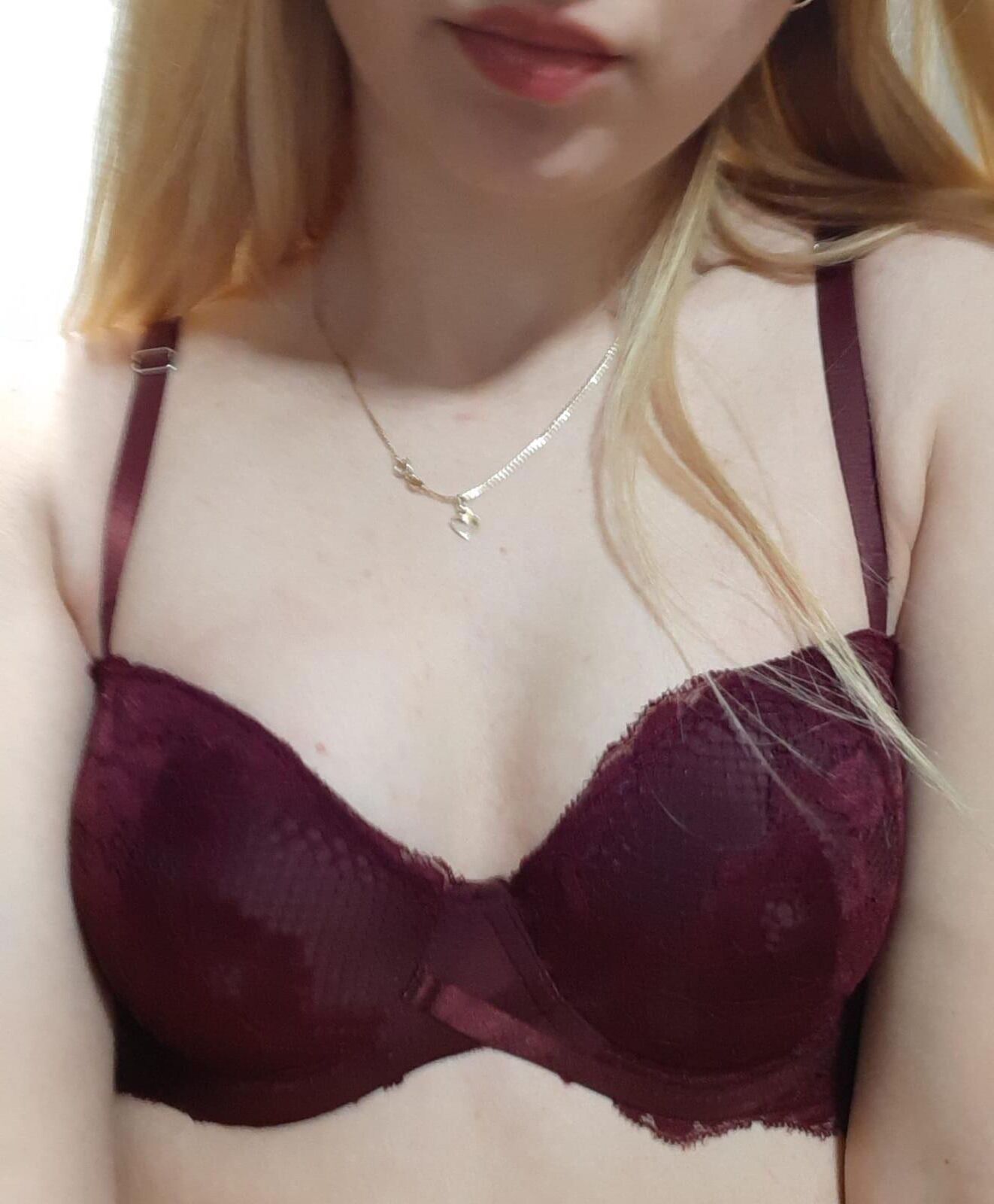 Dünne polnische Paulina in roten Dessous exponiert