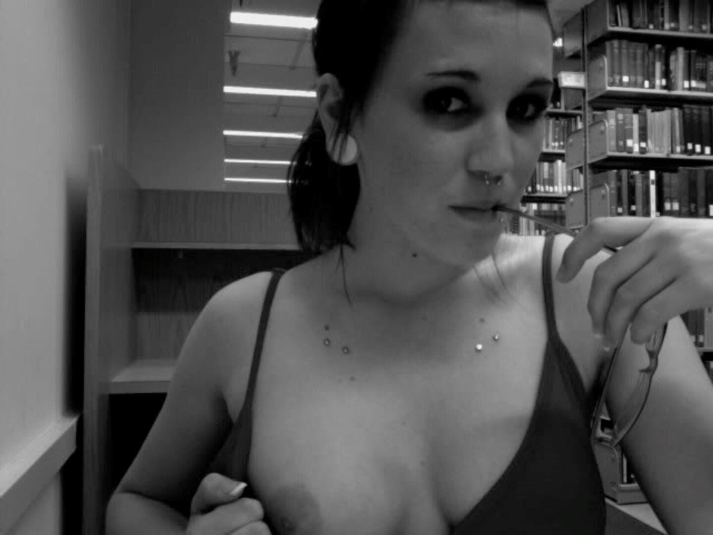 Teen brune sensuelle