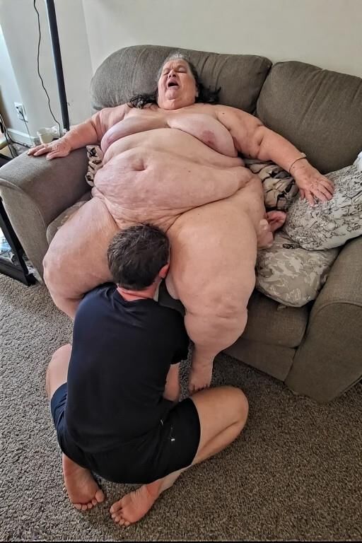 Large Grannies With a Dude Who Loves Large Grannies