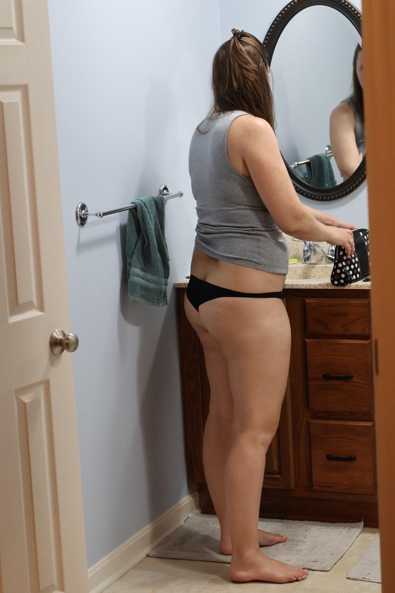 Femme se préparant à aller dîner et un concert.