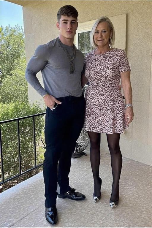 joven y dama mayor
