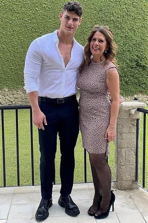 joven y dama mayor